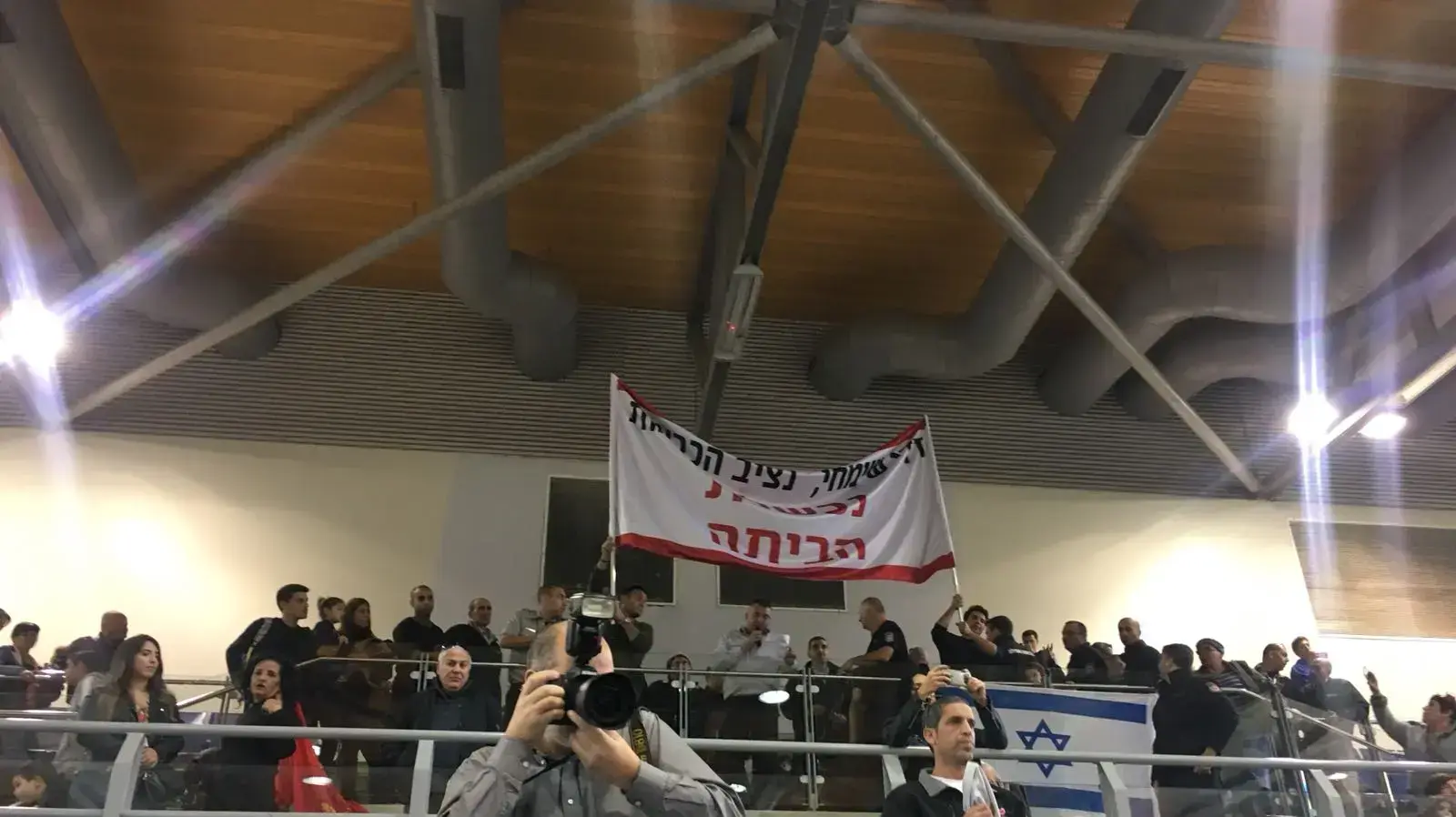 מאות לוחמי אש במחאה נגד נציב הכבאות בטקס סיום מפקדי צוותים, פתח תקווה, 4 בינואר 2018 מאות לוחמי אש במחאה נגד נציב הכבאות בטקס סיום מפקדי צוותים, פתח תקווה, 4 בינואר 2018