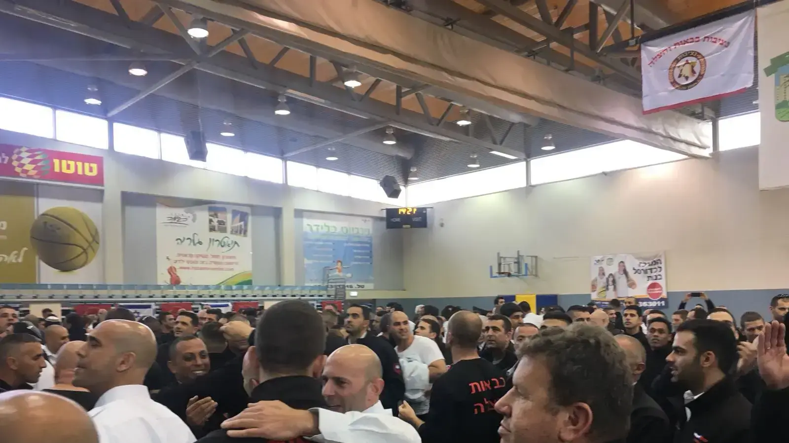 מאות לוחמי אש במחאה נגד נציב הכבאות בטקס סיום מפקדי צוותים, פתח תקווה, 4 בינואר 2018 מאות לוחמי אש במחאה נגד נציב הכבאות בטקס סיום מפקדי צוותים, פתח תקווה, 4 בינואר 2018