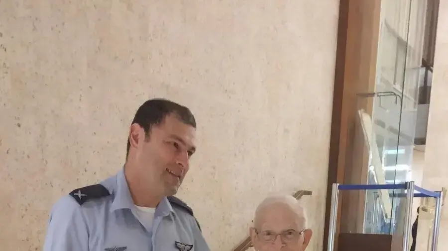 אל"ם במיל משה העליון וקצין חינוך ראשי, תא"ל צביקה פייראיזן בטקס הענקת עיטור האור