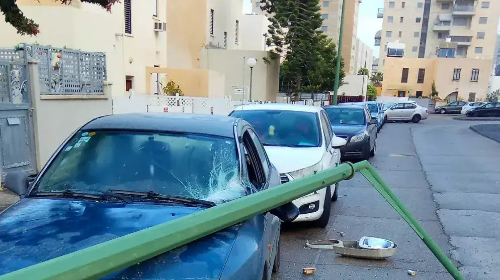 עמוד שקרס באשקלון בעקבות מזג האוויר 5 בינואר 2018 עמוד שקרס באשקלון בעקבות מזג האוויר 5 בינואר 2018