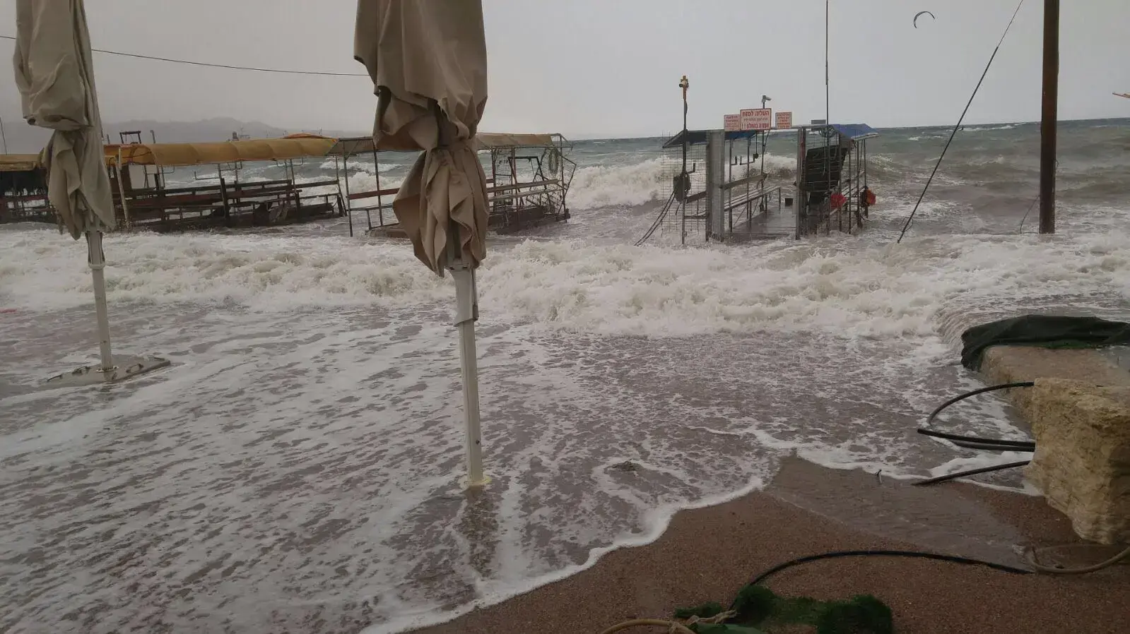 חופי אילת הסוערים בעקבות הסופה הקטלנית 5 בינואר 2018 חופי אילת הסוערים בעקבות הסופה הקטלנית 5 בינואר 2018