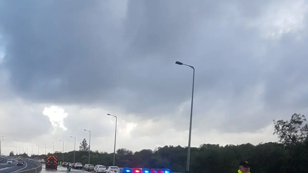 חסימת משטרה בכביש 1 בסמוך למחלף לטרון בשל הצפות ותאונת דרכים, 5 בינואר 2018 חסימת משטרה בכביש 1 בסמוך למחלף לטרון בשל הצפות ותאונת דרכים, 5 בינואר 2018