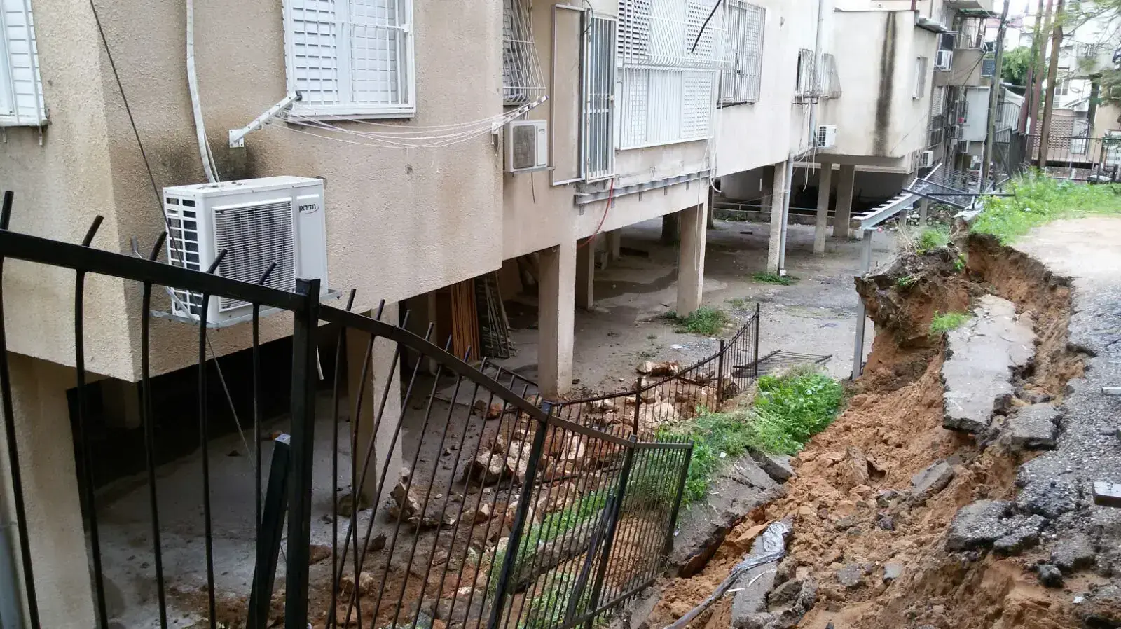 קריסת חניה בבניין מגורים ברחוב צייטלין בבני ברק בשל פגעי מזג האוויר, 5 בינואר 2018
קריסת חניה בבניין מגורים ברחוב צייטלין בבני ברק בשל פגעי מזג האוויר, 5 בינואר 2018