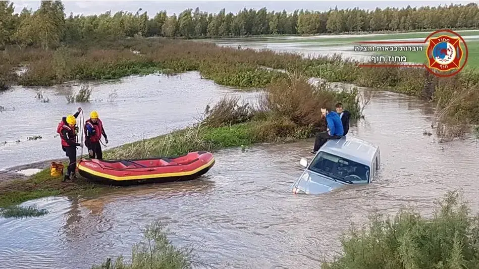 פעולות לחילוץ שני נוסעי רכב ששקע בשטח מוצף באזור חדרה, 5 בינואר 2018 פעולות לחילוץ שני נוסעי רכב ששקע בשטח מוצף באזור חדרה, 5 בינואר 2018