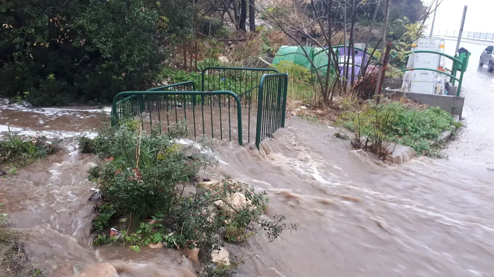 סערה בשכונת עין הים שבחיפה 5 בינואר 2018 סערה בשכונת עין הים שבחיפה 5 בינואר 2018