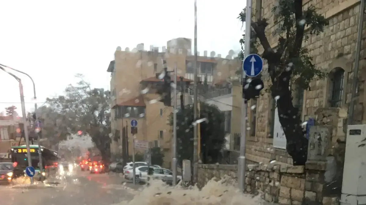 סערה בשכונת עין הים שבחיפה 5 בינואר 2018 סערה בשכונת עין הים שבחיפה 5 בינואר 2018