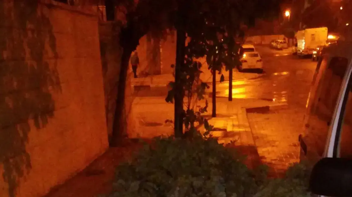 עץ נפל בשכונת רמות בבאר שבע 6 בינואר 2018 עץ נפל בשכונת רמות בבאר שבע 6 בינואר 2018