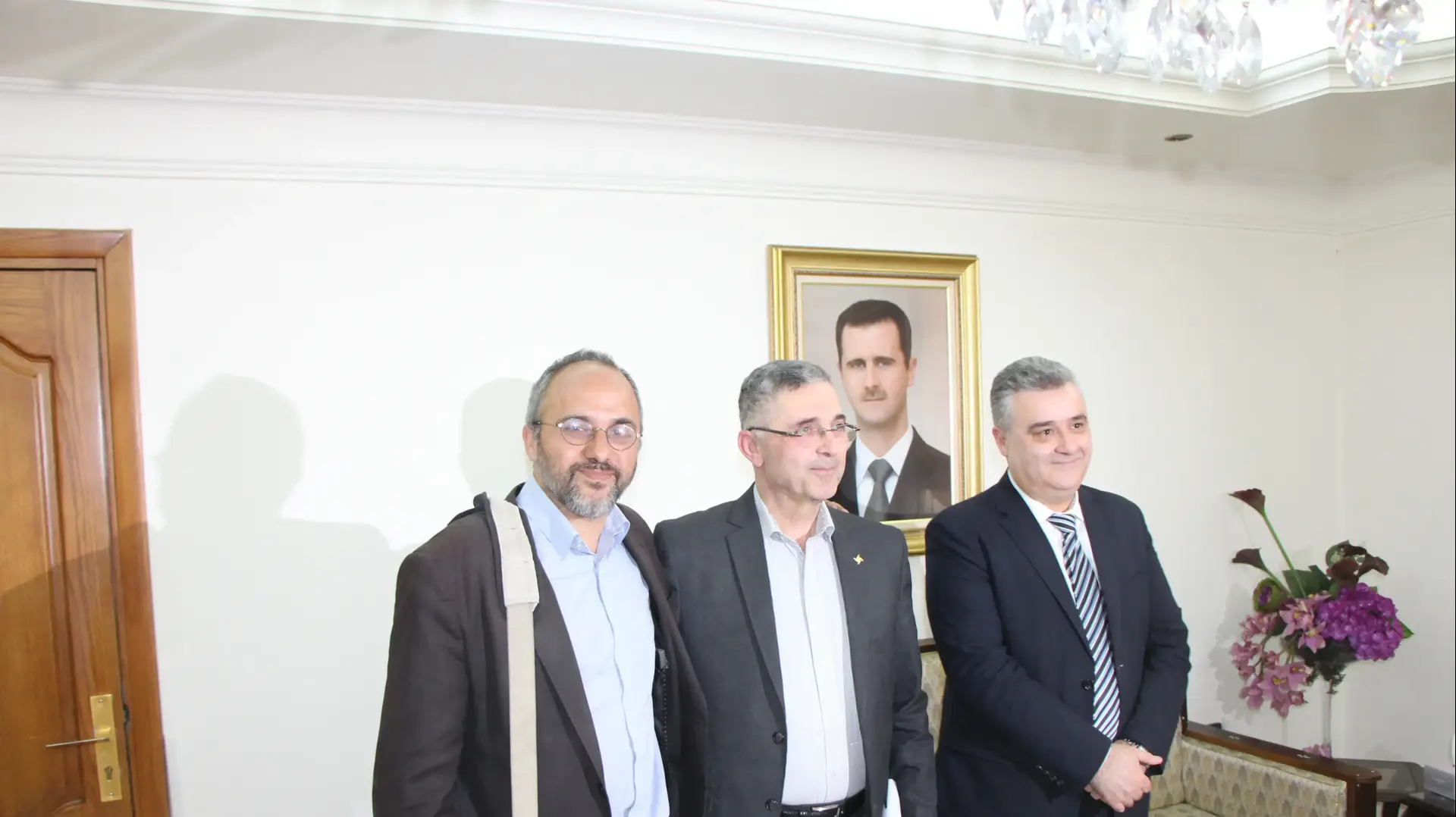 ד"ר ג'ונתן ספייר, חוקר פרשן ועיתונאי ישראלי המתגורר בירושלים בחדר הישיבות בסוריה ד"ר ג'ונתן ספייר, חוקר פרשן ועיתונאי ישראלי המתגורר בירושלים בחדר הישיבות בסוריה