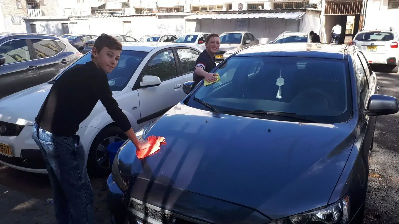 תלמידים מגייסים כסף עבור המורה, שמוליק שומרון, שזקוק להשתלת כליה, 7 בינואר 2018 תלמידים מגייסים כסף עבור המורה, שמוליק שומרון, שזקוק להשתלת כליה, 7 בינואר 2018