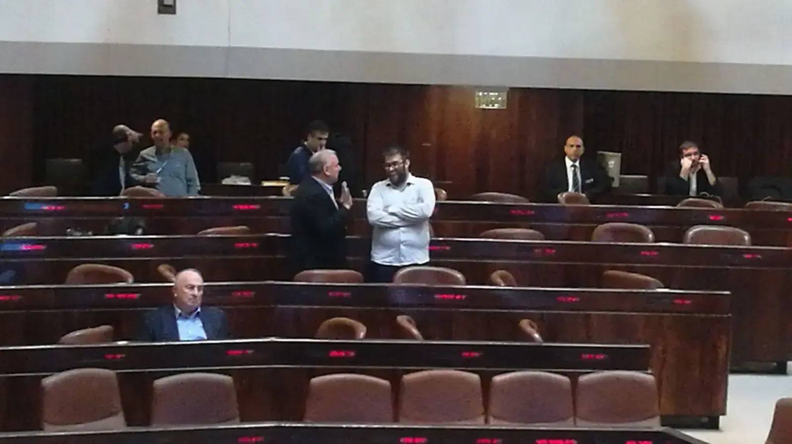יו"ר הקואליציה דוד אמסלם עם ח"כ אורן חזן במליאת הכנסת לקראת ההצבעה על חוק המרכולים, 9 בינואר 2018 יו"ר הקואליציה דוד אמסלם עם ח"כ אורן חזן במליאת הכנסת לקראת ההצבעה על חוק המרכולים, 9 בינואר 2018