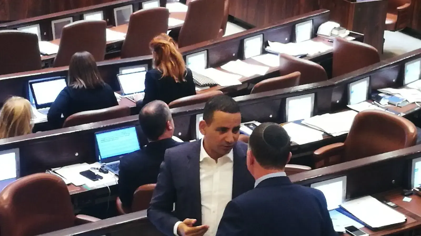 יו"ר הכנסת יולי אדלשטיין עם מרכז האופוזיציה יואל חסון במליאת הכנסת לקראת ההצבעה על חוק המרכולים, 9 בינואר 2018