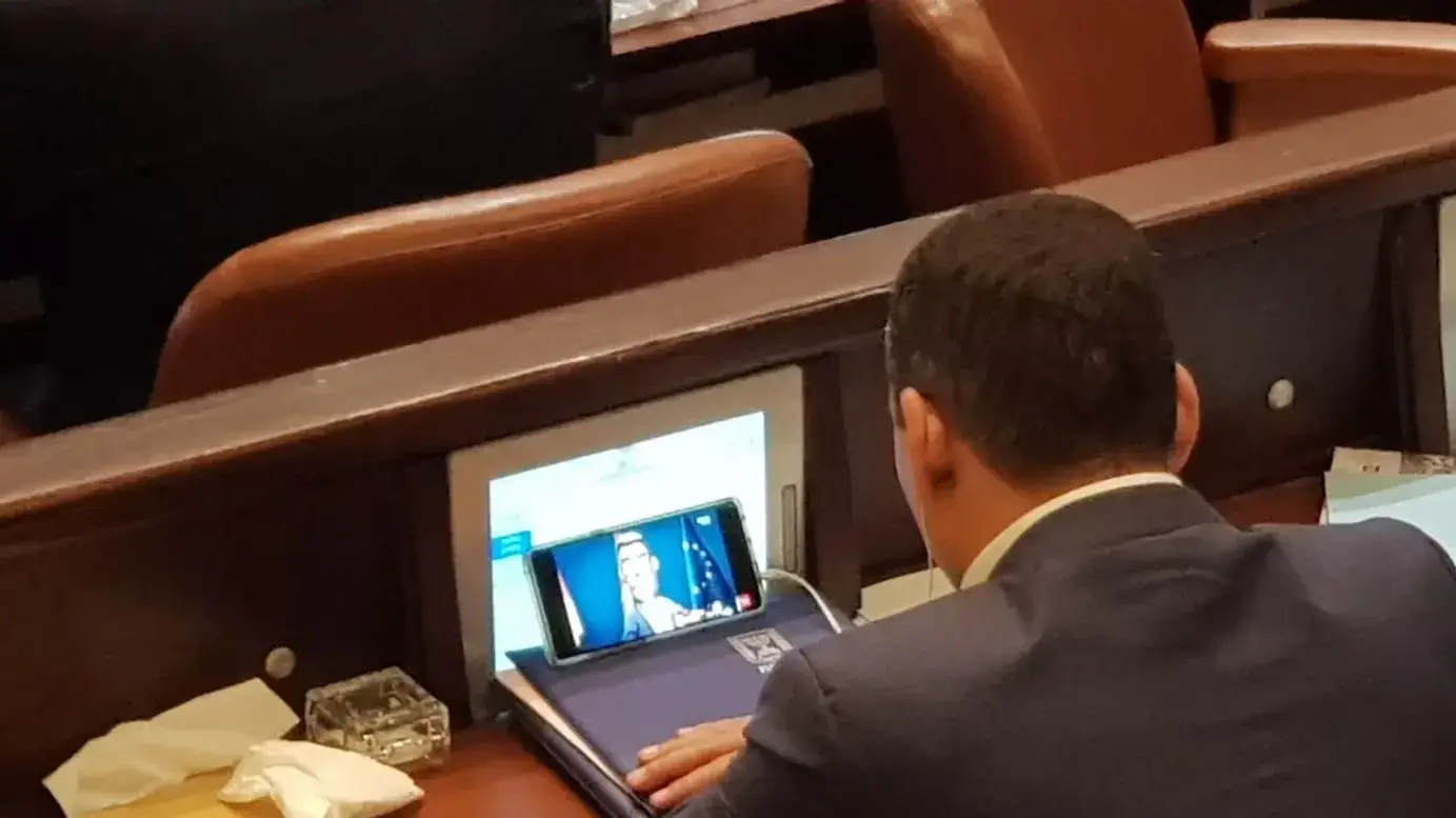 מרכז האופוזיציה יואל חסון במליאת הכנסת לקראת ההצבעה על חוק המרכולים, 9 בינואר 2018 מרכז האופוזיציה יואל חסון במליאת הכנסת לקראת ההצבעה על חוק המרכולים, 9 בינואר 2018