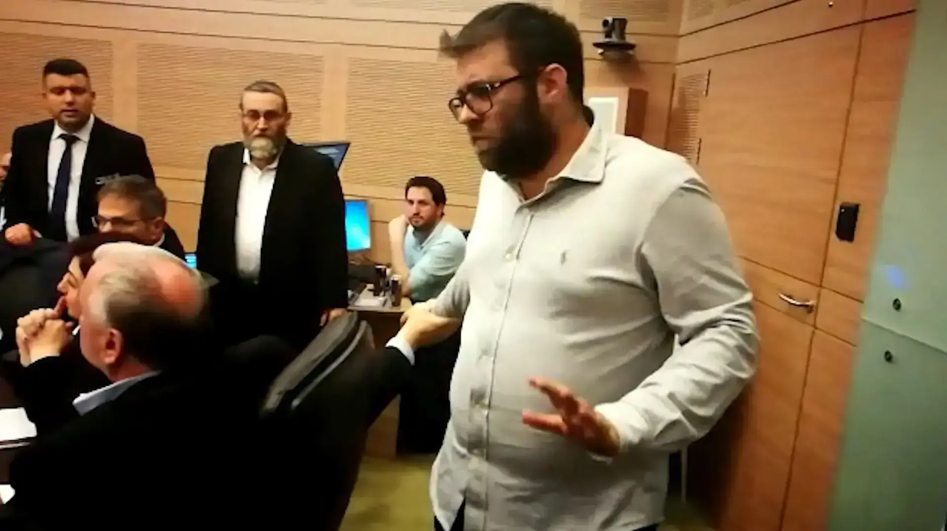חילופי דברים קשים
ח"כ חזן קרא לח"כ בירן "פה חבית" ובירן 
אמרה לו בתגובה שהוא "סרסור"