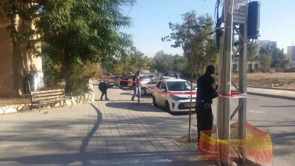 זירת אירוע הדקירה בבאר שבע, במהלכו גבר בשנות ה-30 לחייו דקר ילד כבן 9 שהמתין להסעה ברחוב טבנקין בבאר שבע 9 בינואר 2018 זירת אירוע הדקירה בבאר שבע, במהלכו גבר בשנות ה-30 לחייו דקר ילד כבן 9 שהמתין להסעה ברחוב טבנקין בבאר שבע 9 בינואר 2018