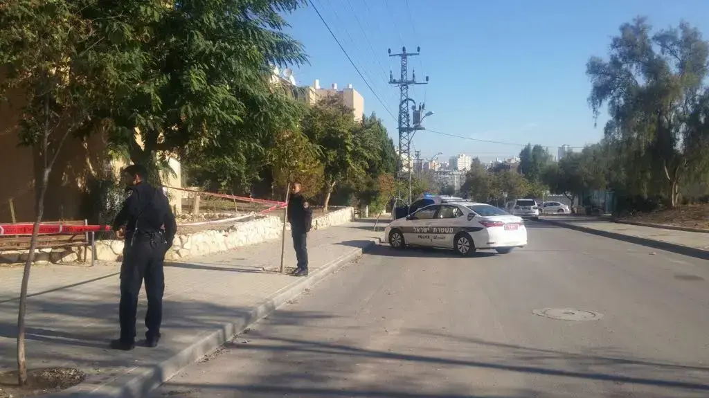 זירת אירוע הדקירה בבאר שבע, במהלכו גבר בשנות ה-30 לחייו דקר ילד כבן 9 שהמתין להסעה ברחוב טבנקין בבאר שבע 9 בינואר 2018 זירת אירוע הדקירה בבאר שבע, במהלכו גבר בשנות ה-30 לחייו דקר ילד כבן 9 שהמתין להסעה ברחוב טבנקין בבאר שבע 9 בינואר 2018