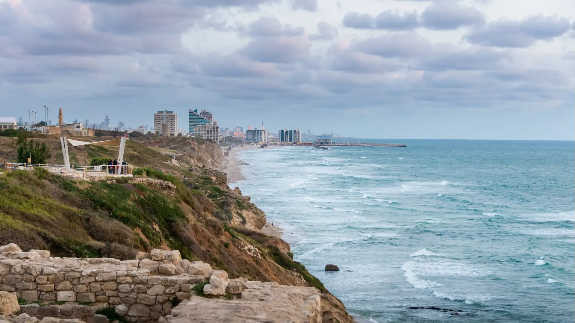 עתיקות אפולוניה על רקע חוף הרצליה