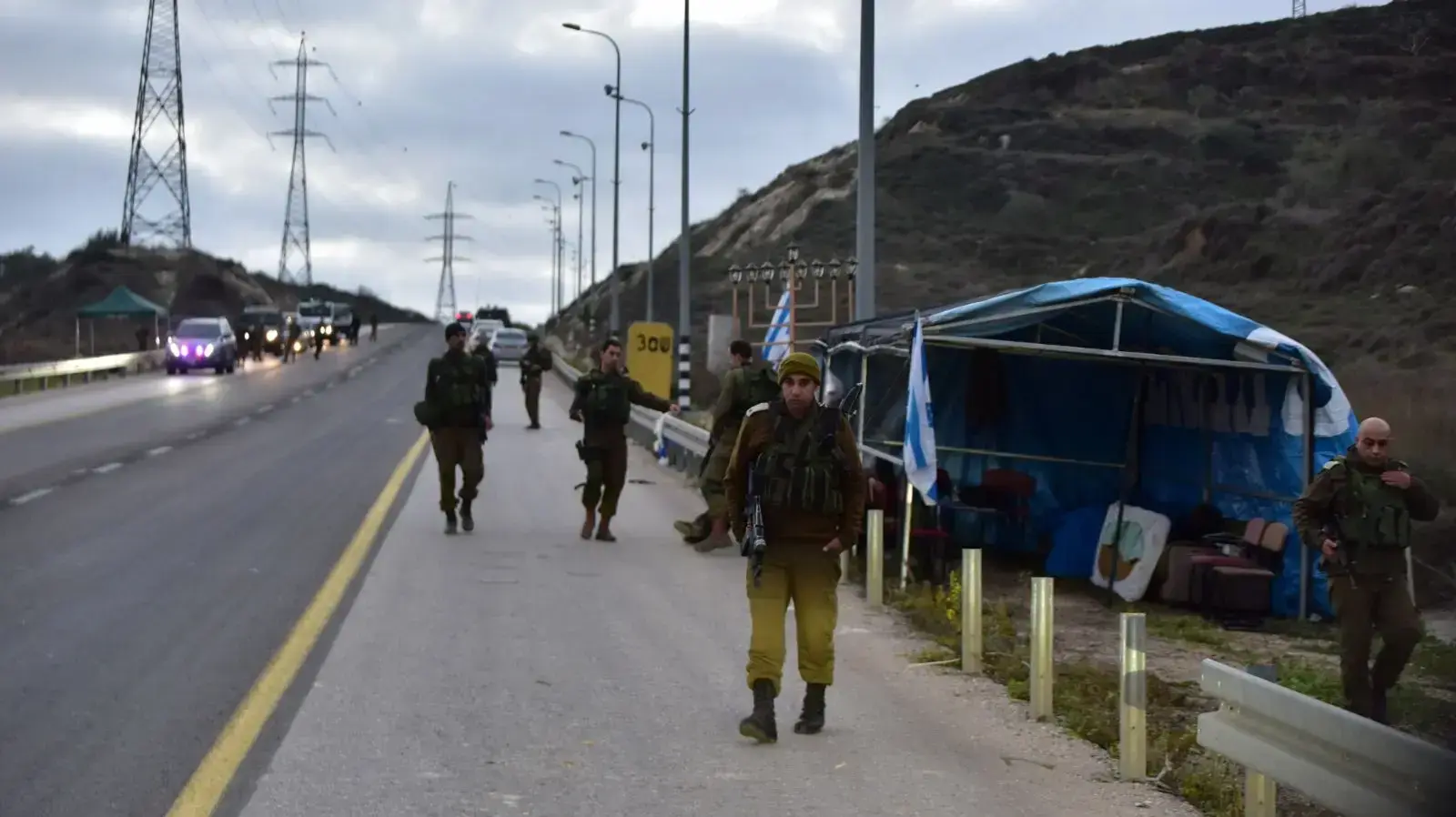 כוחות צה"ל מצוד אחר האחראים לפיגוע בכביש 60 בשומרון שבו נרצח רזיאל שבח כוחות צה"ל מצוד אחר האחראים לפיגוע בכביש 60 בשומרון שבו נרצח רזיאל שבח