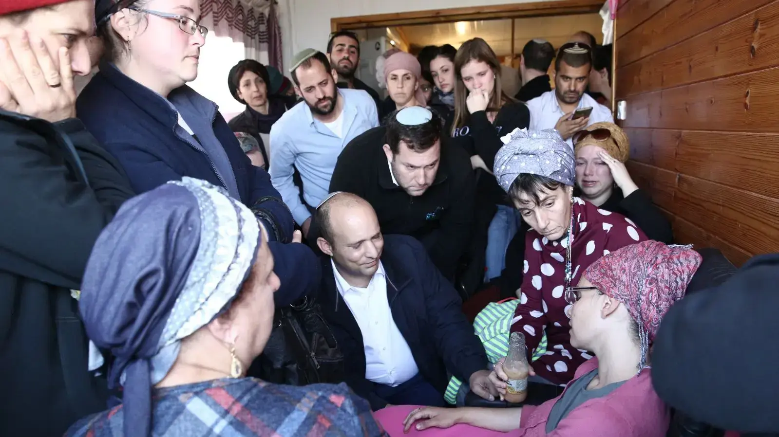 השר בנט בבית הנרצח רזיאל שבח בפיגוע הירי בחוות גלעד, מנחם את האלמנה יעל 10 בינואר 2018 השר בנט בבית הנרצח רזיאל שבח בפיגוע הירי בחוות גלעד, מנחם את האלמנה יעל 10 בינואר 2018
