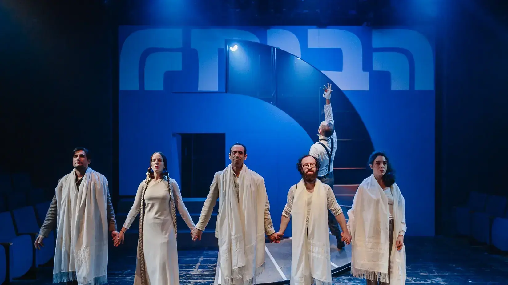 ההצגה "צמח", תיאטרון הבימה ההצגה "צמח", תיאטרון הבימה