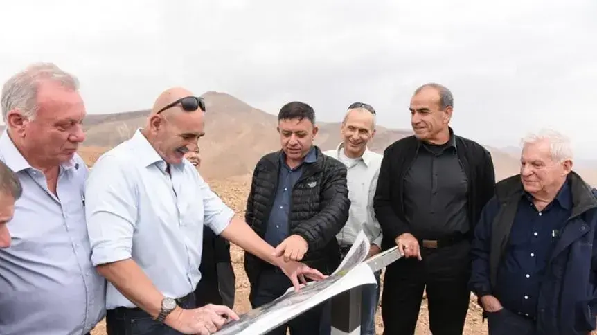 אבי גבאי ועמירם לוין בסיור בבקעת הירדן אבי גבאי ועמירם לוין בסיור בבקעת הירדן