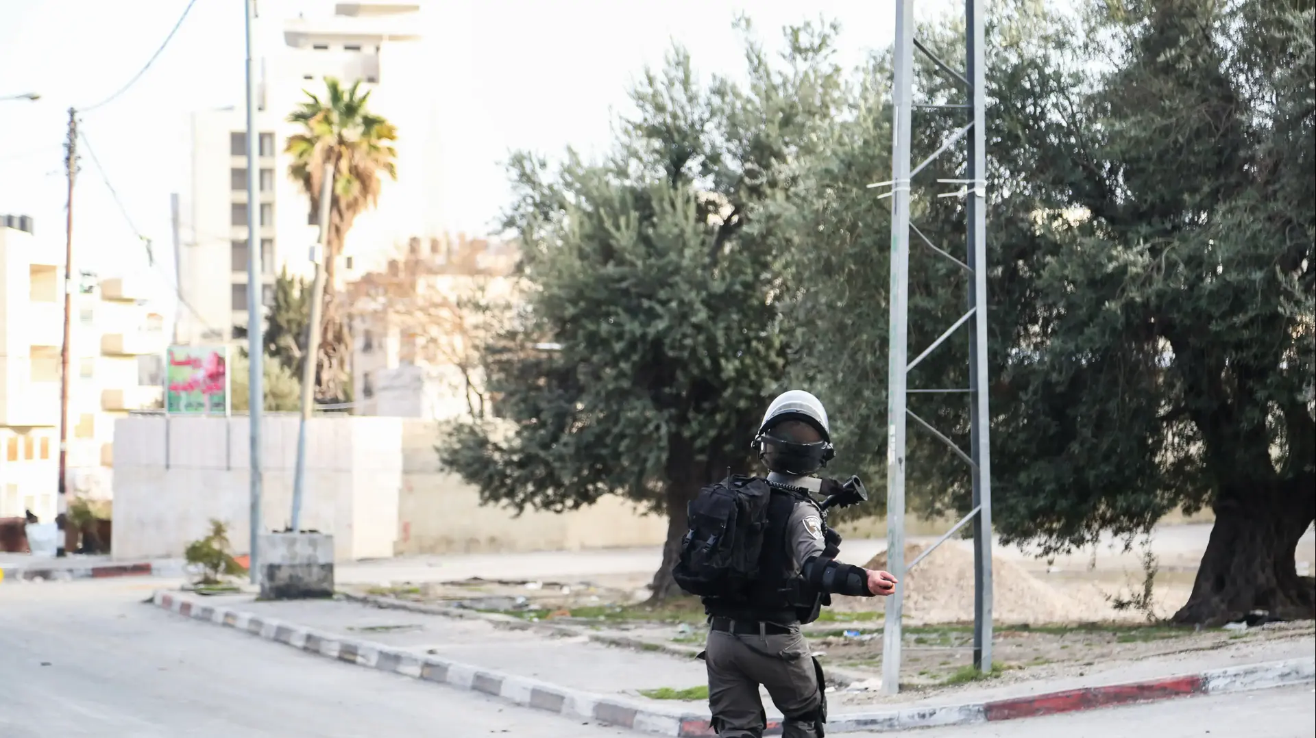 תיעוד מעצר פלסטינים בהפרת סדר על ידי מסתערבים של מג"ב באבו דיס, 13 בינואר 2018 תיעוד מעצר פלסטינים בהפרת סדר על ידי מסתערבים של מג"ב באבו דיס, 13 בינואר 2018