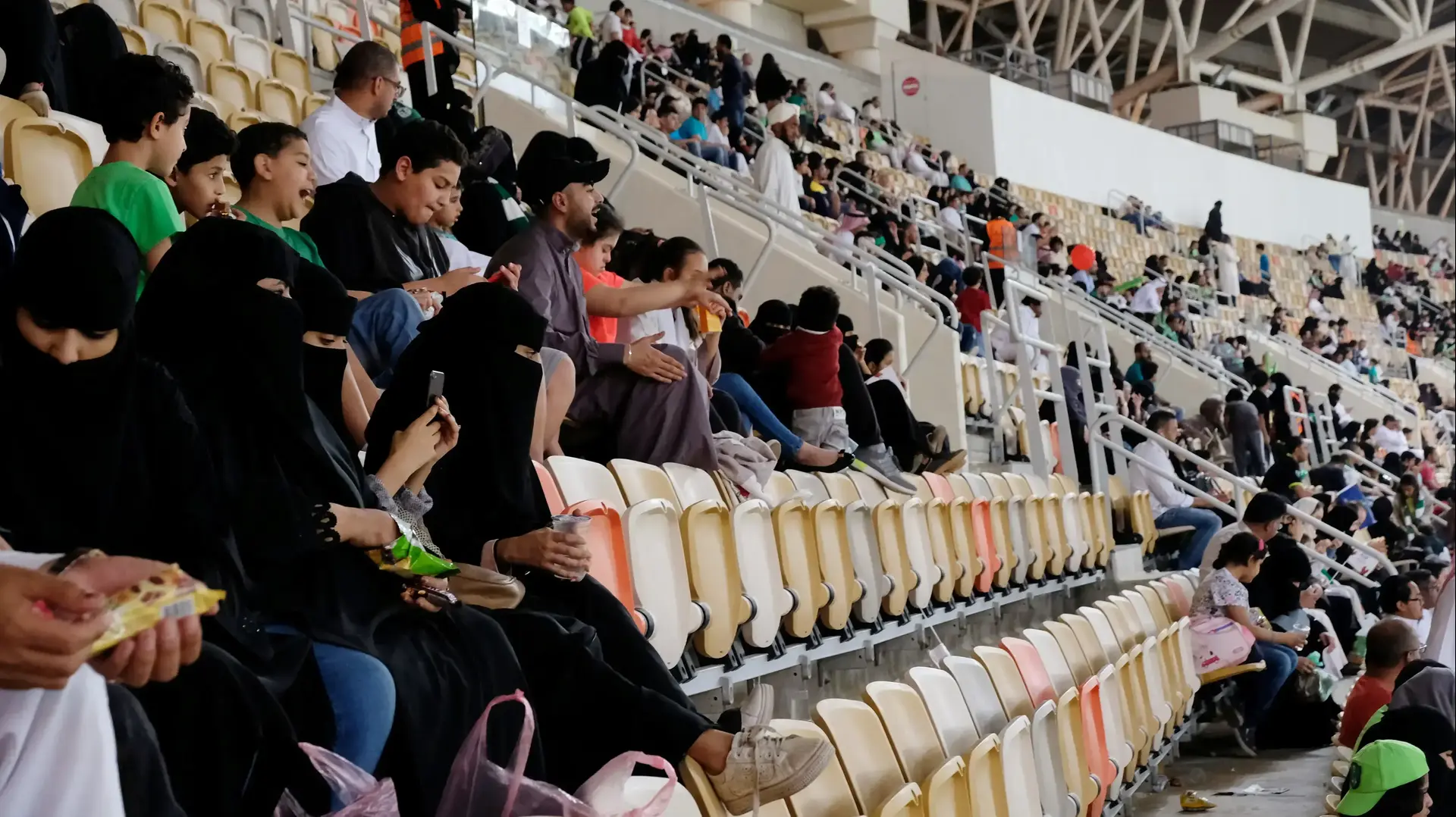 נשים צופות לראשונה במשחק כדורגל בעיר ג'דה שבערב הסעודית,. 12 בינואר 2018 נשים צופות לראשונה במשחק כדורגל בעיר ג'דה שבערב הסעודית,. 12 בינואר 2018