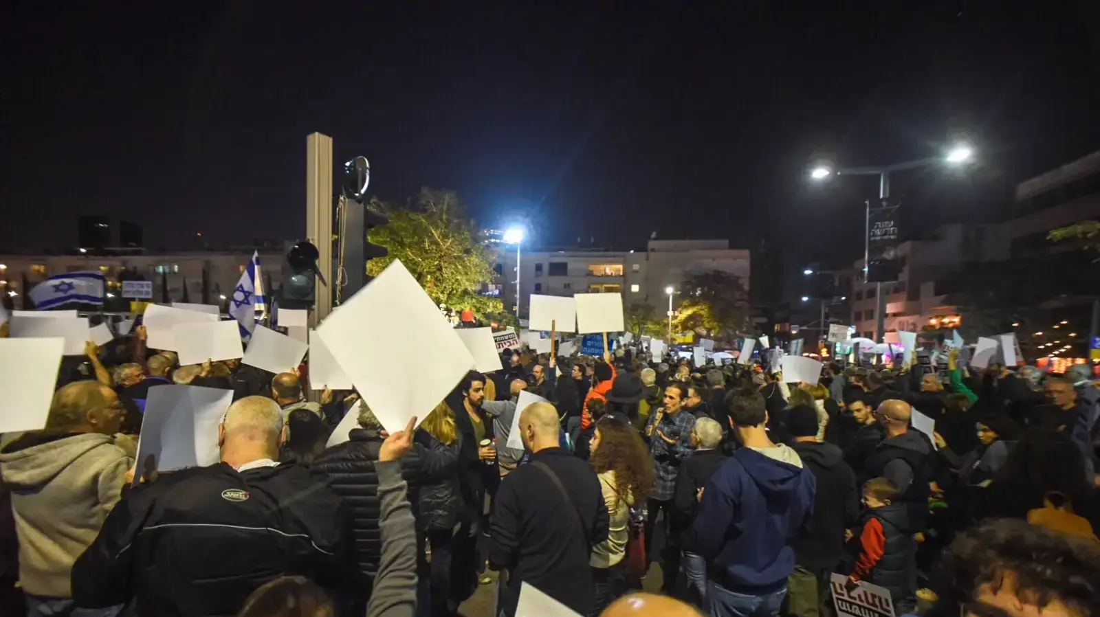 מפגינים נגד השחיתות, כיכר הבימה, תל אביב, 13 בינואר 2018 מפגינים נגד השחיתות, כיכר הבימה, תל אביב, 13 בינואר 2018