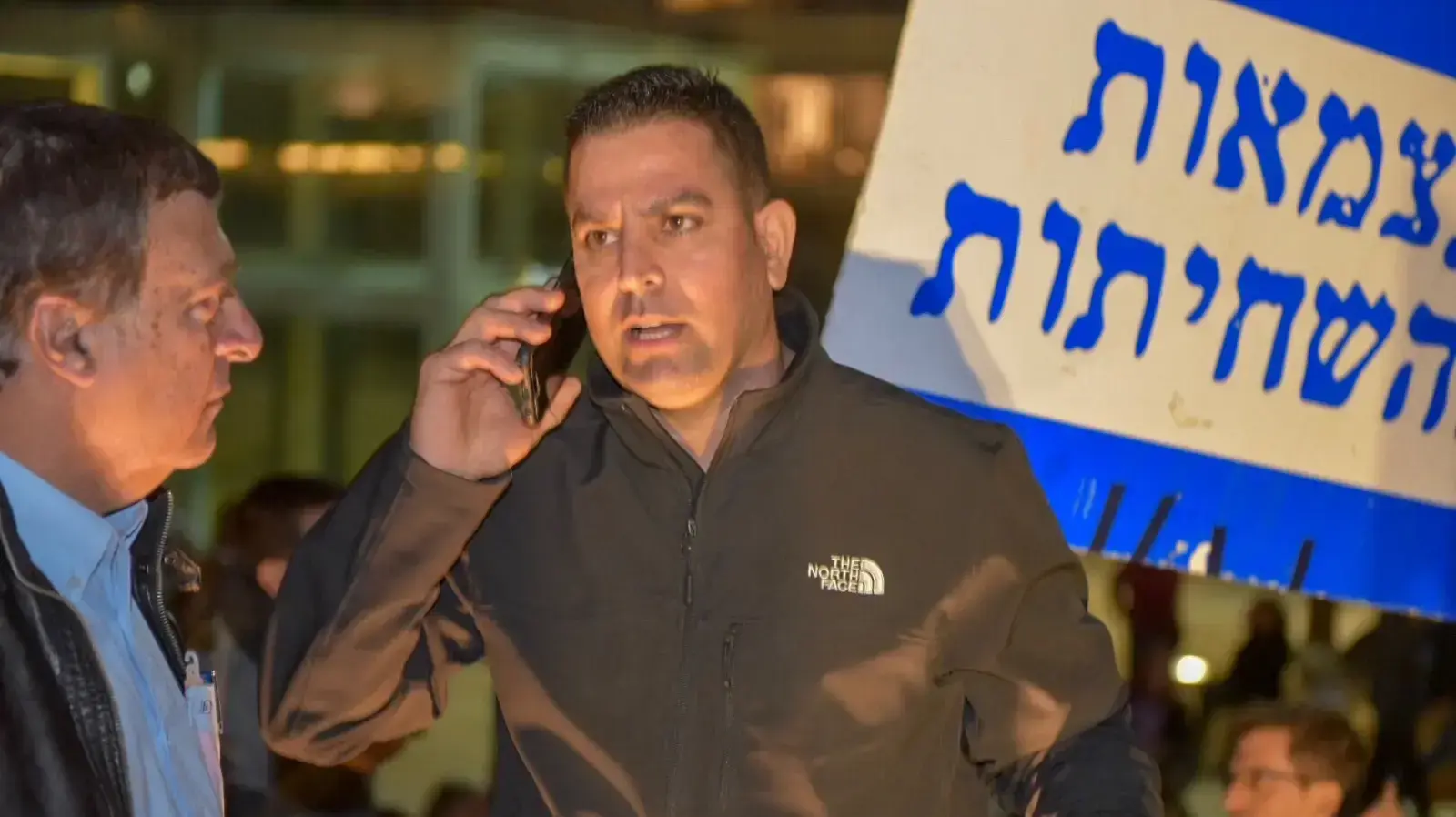 מני נפתלי בהפגנה נגד השחיתות, כיכר הבימה, תל אביב, 13 בינואר 2018 מני נפתלי בהפגנה נגד השחיתות, כיכר הבימה, תל אביב, 13 בינואר 2018