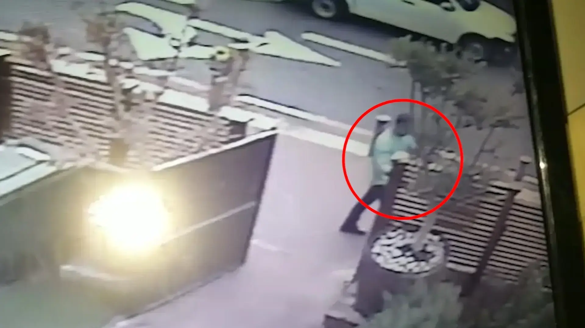 תיעוד: עובד בעיריית בני ברק הסיר מודעה של בית כנסת "בית מורשת מרן", מגדר בית פרטי בעיר, 14 בינואר 2018