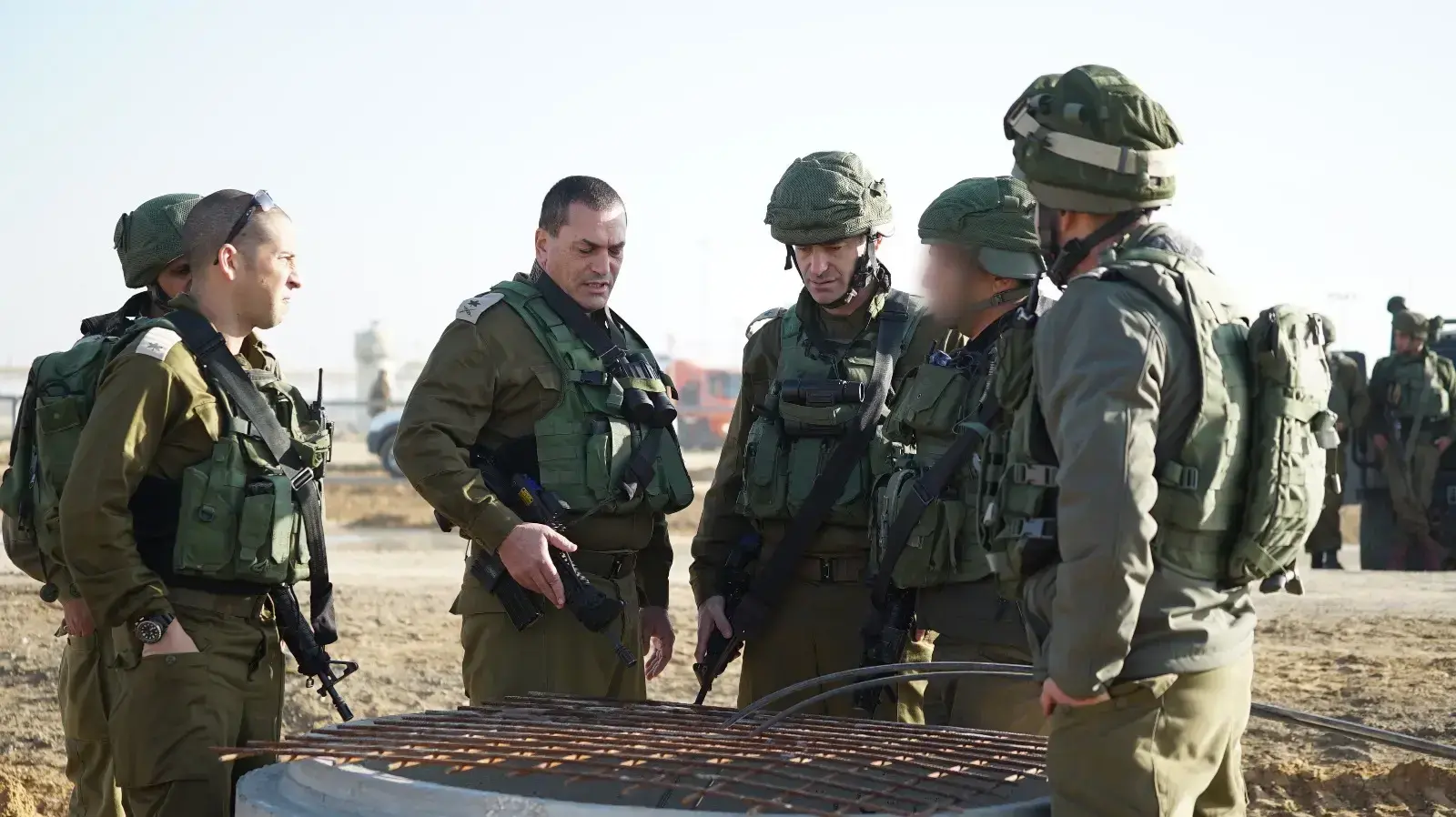 מפקד פיקוד הדרום, האלוף אייל זמיר במקום חשיפת המנהרה בכרם שלום, 14 בינואר 2018 מפקד פיקוד הדרום, האלוף אייל זמיר במקום חשיפת המנהרה בכרם שלום, 14 בינואר 2018