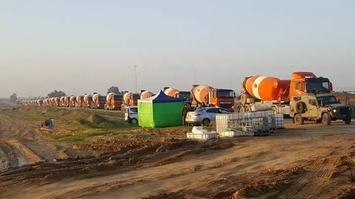מערבלי בטון אשר מסייעים להשמדת המנהרות 