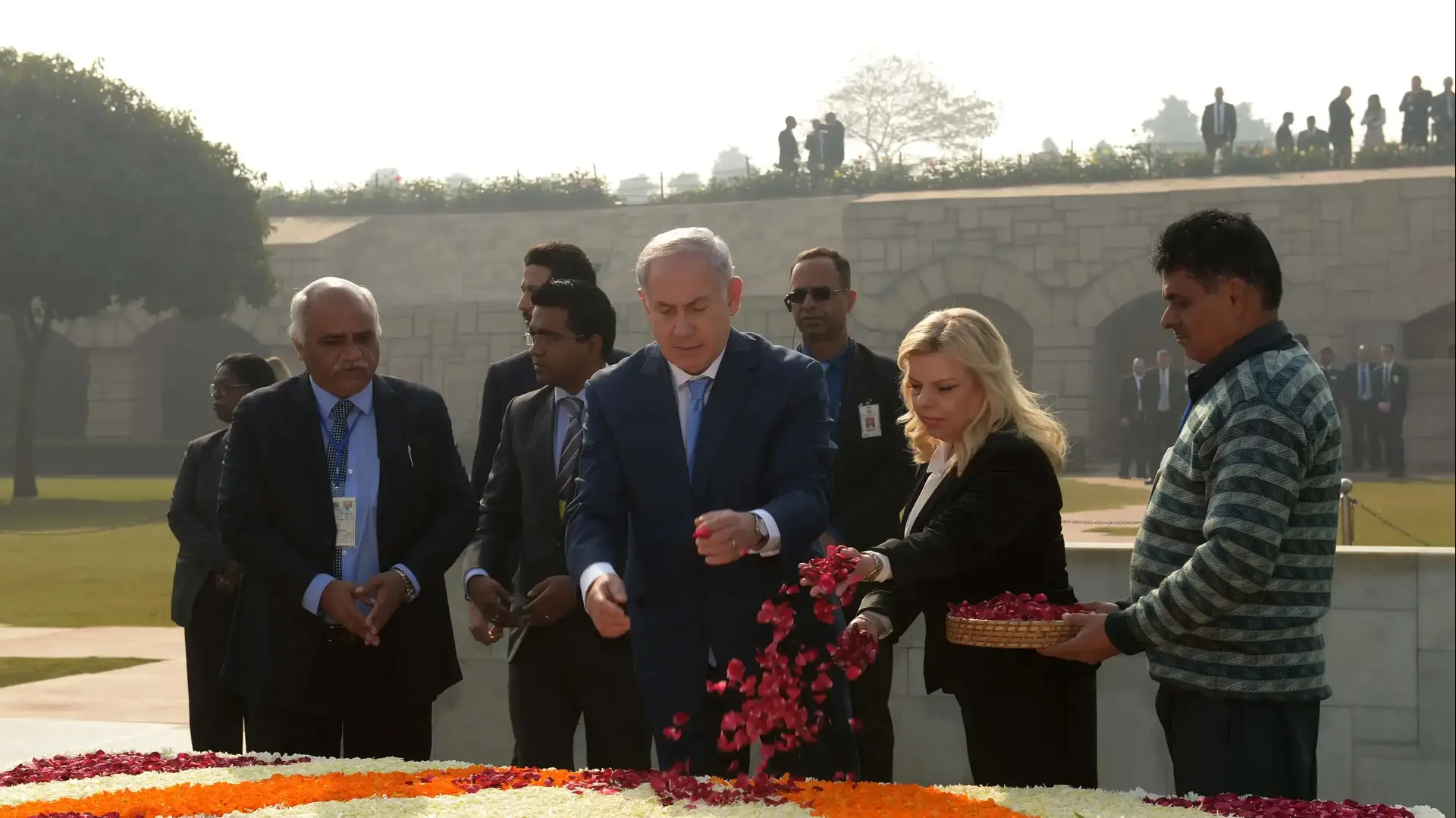 ראש הממשלה בנימין נתניהו ורעייתו שרה מתקבלים בטקס ממלכתי מלא בארמון הנשיאות בניו דלהי. + ביקור בקבר גנדי 15 בינואר 2018 ראש הממשלה בנימין נתניהו ורעייתו שרה מתקבלים בטקס ממלכתי מלא בארמון הנשיאות בניו דלהי. + ביקור בקבר גנדי 15 בינואר 2018