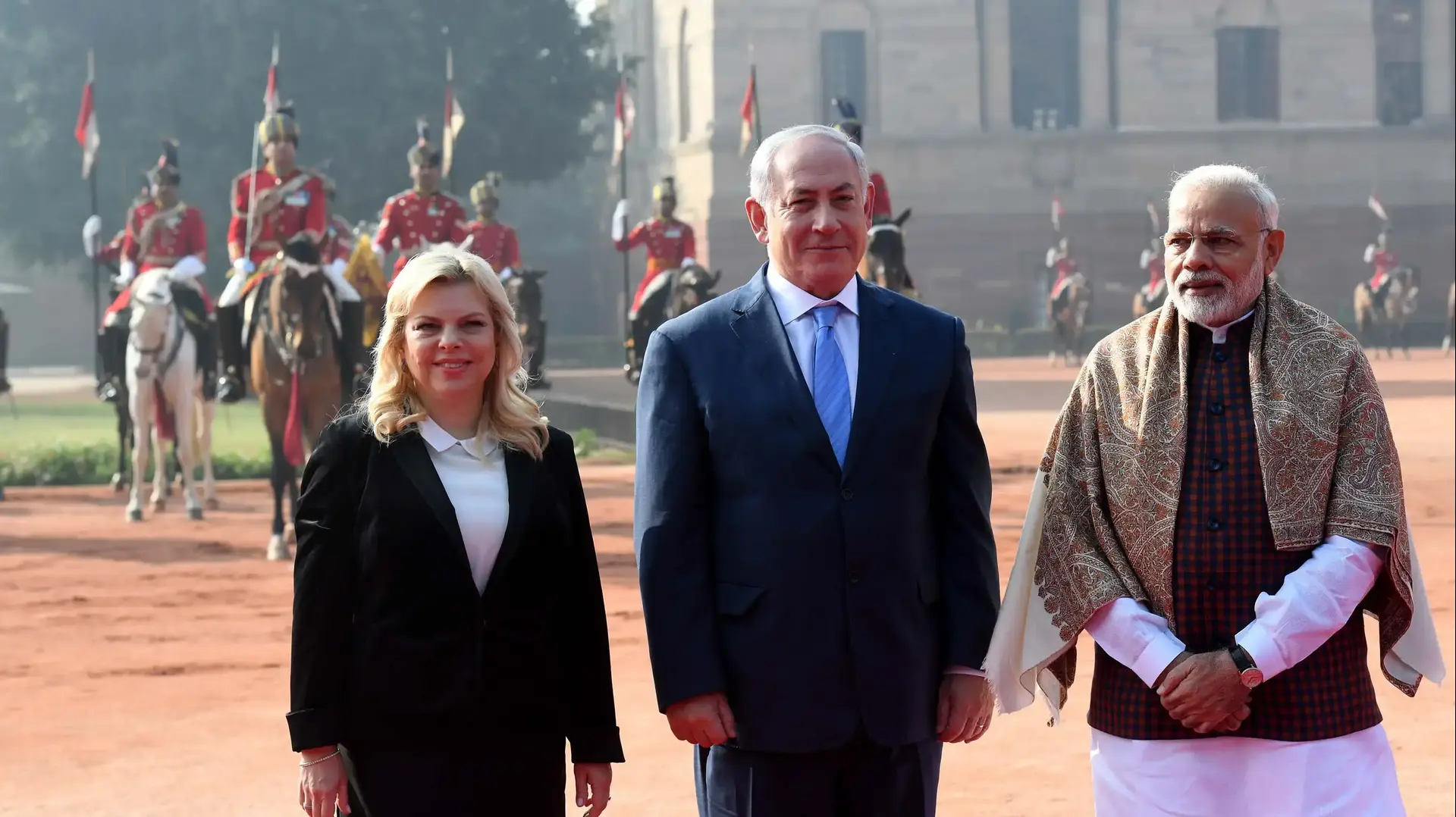 ראש הממשלה בנימין נתניהו ורעייתו שרה מתקבלים בטקס ממלכתי מלא בארמון הנשיאות בניו דלהי. + ביקור בקבר גנדי 15 בינואר 2018 ראש הממשלה בנימין נתניהו ורעייתו שרה מתקבלים בטקס ממלכתי מלא בארמון הנשיאות בניו דלהי. + ביקור בקבר גנדי 15 בינואר 2018