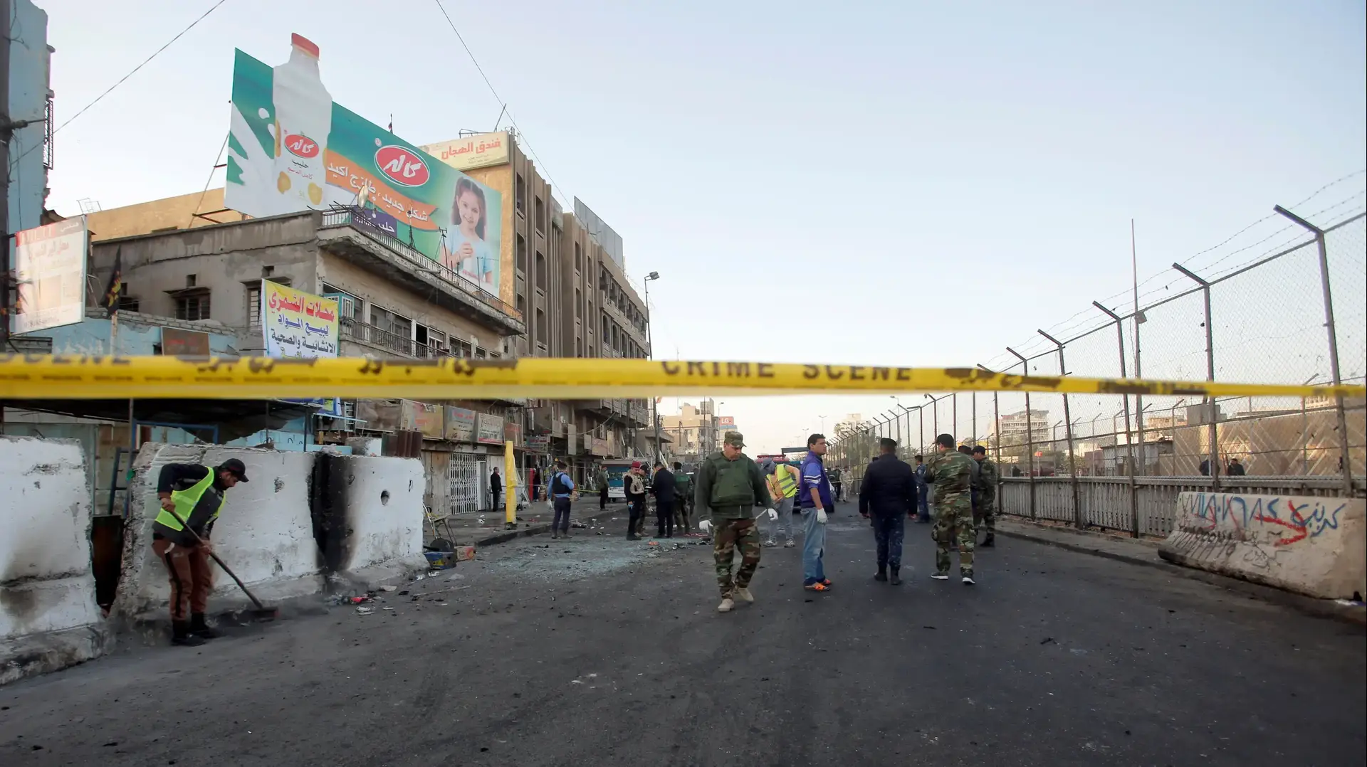 כוחות הביטחון העיראקיים סורקים את מקום הפיגוע בבגדאד 15 בינואר 2018 כוחות הביטחון העיראקיים סורקים את מקום הפיגוע בבגדאד 15 בינואר 2018
