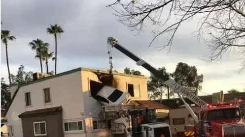 מוכנית שנכסה בתוך בניין בקליפורניה, ארה"ב 14 בינואר 2018 מוכנית שנכסה בתוך בניין בקליפורניה, ארה"ב 14 בינואר 2018