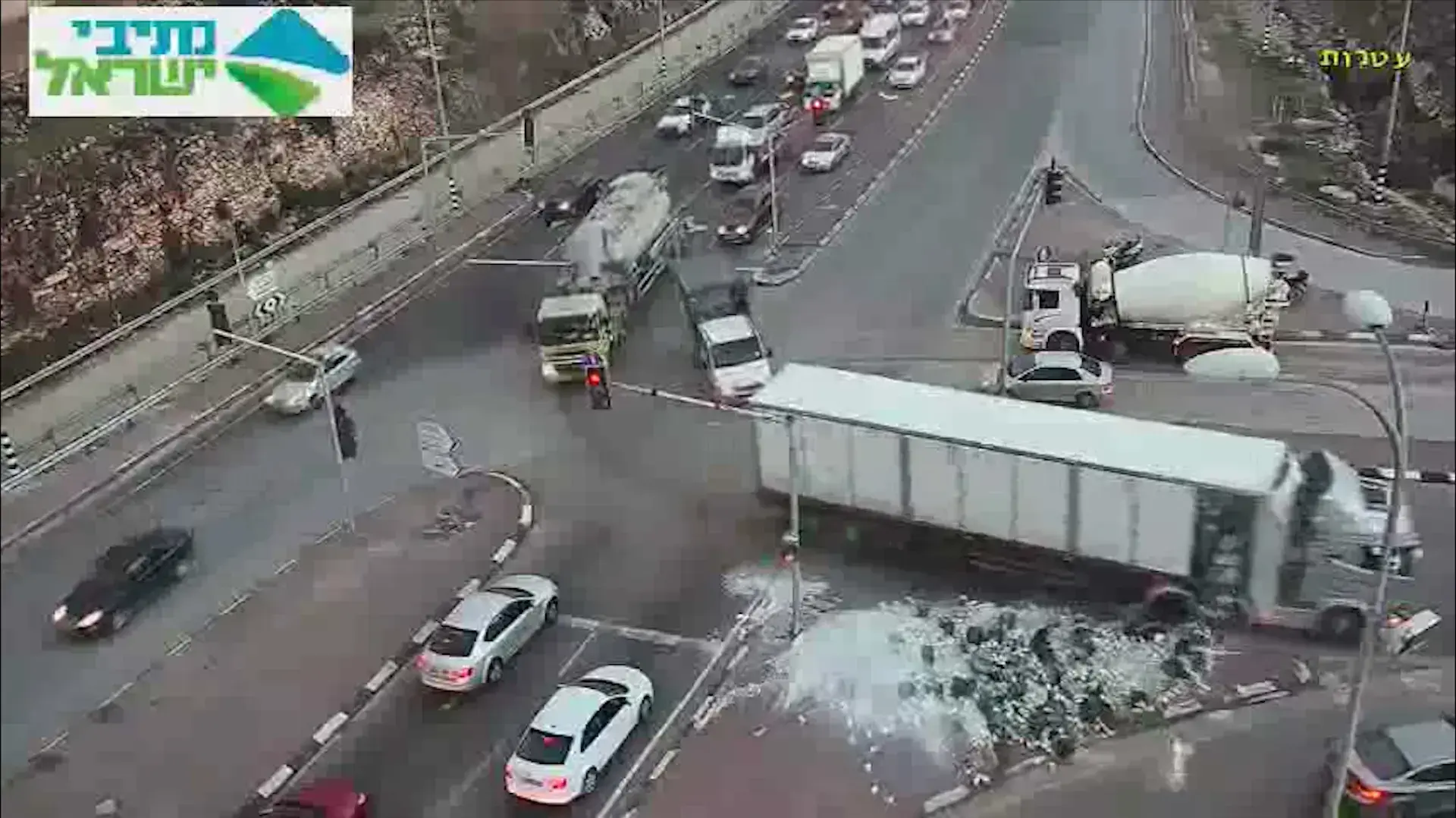 חבל על כל טיפה- עשרות גלונים של חלב נפלו בצומת עטרות, ממשאית שהייתה בדרכה לחנויות לי-ם