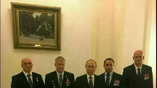 דמיטרי אוטקין (הימני ביותר) או בכינויו "ואגנר" בעל חברת ואנגר ומקרוב למעגל של פוטין דמיטרי אוטקין (הימני ביותר) או בכינויו "ואגנר" בעל חברת ואנגר ומקרוב למעגל של פוטין
