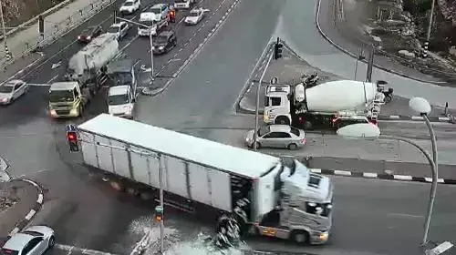 תאונה של משאית שהובילה חלב במתחם עטרות תאונה של משאית שהובילה חלב במתחם עטרות