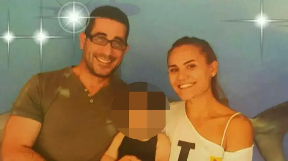 ירון שלוש, קצין משטרה שמת לצד בנו, עם משפחתו ירון שלוש, קצין משטרה שמת לצד בנו, עם משפחתו