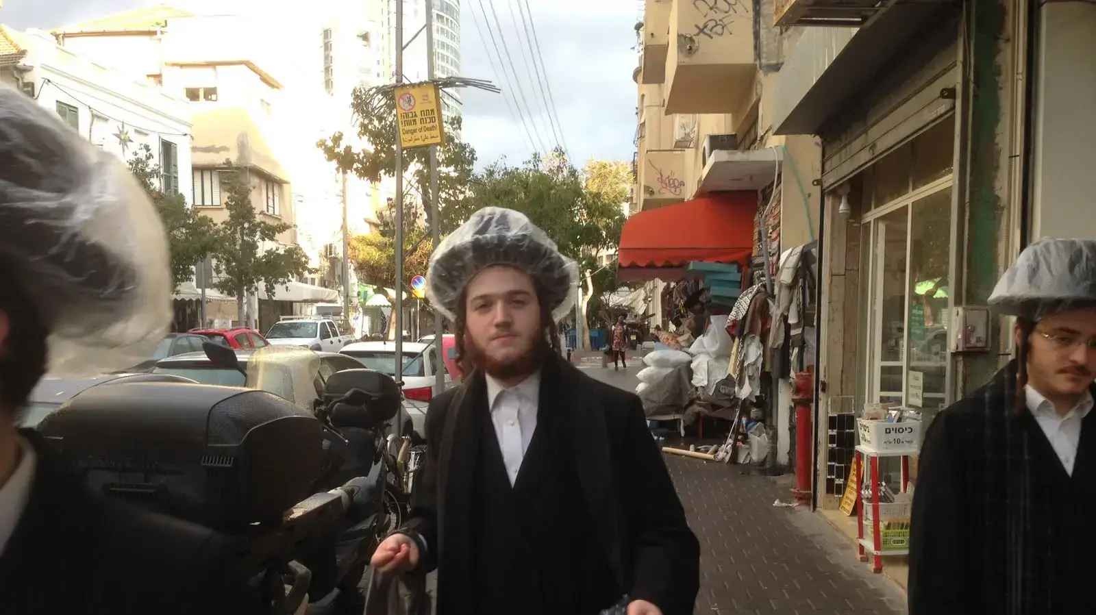 הולכים בגשם בתל אביב, 17 בינואר 2018 הולכים בגשם בתל אביב, 17 בינואר 2018