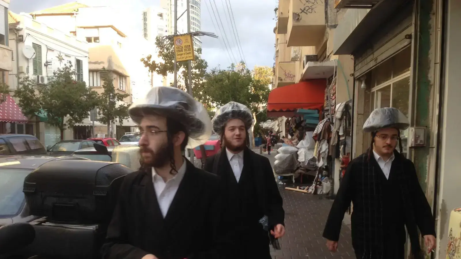 הולכים בגשם בתל אביב, 17 בינואר 2018 הולכים בגשם בתל אביב, 17 בינואר 2018