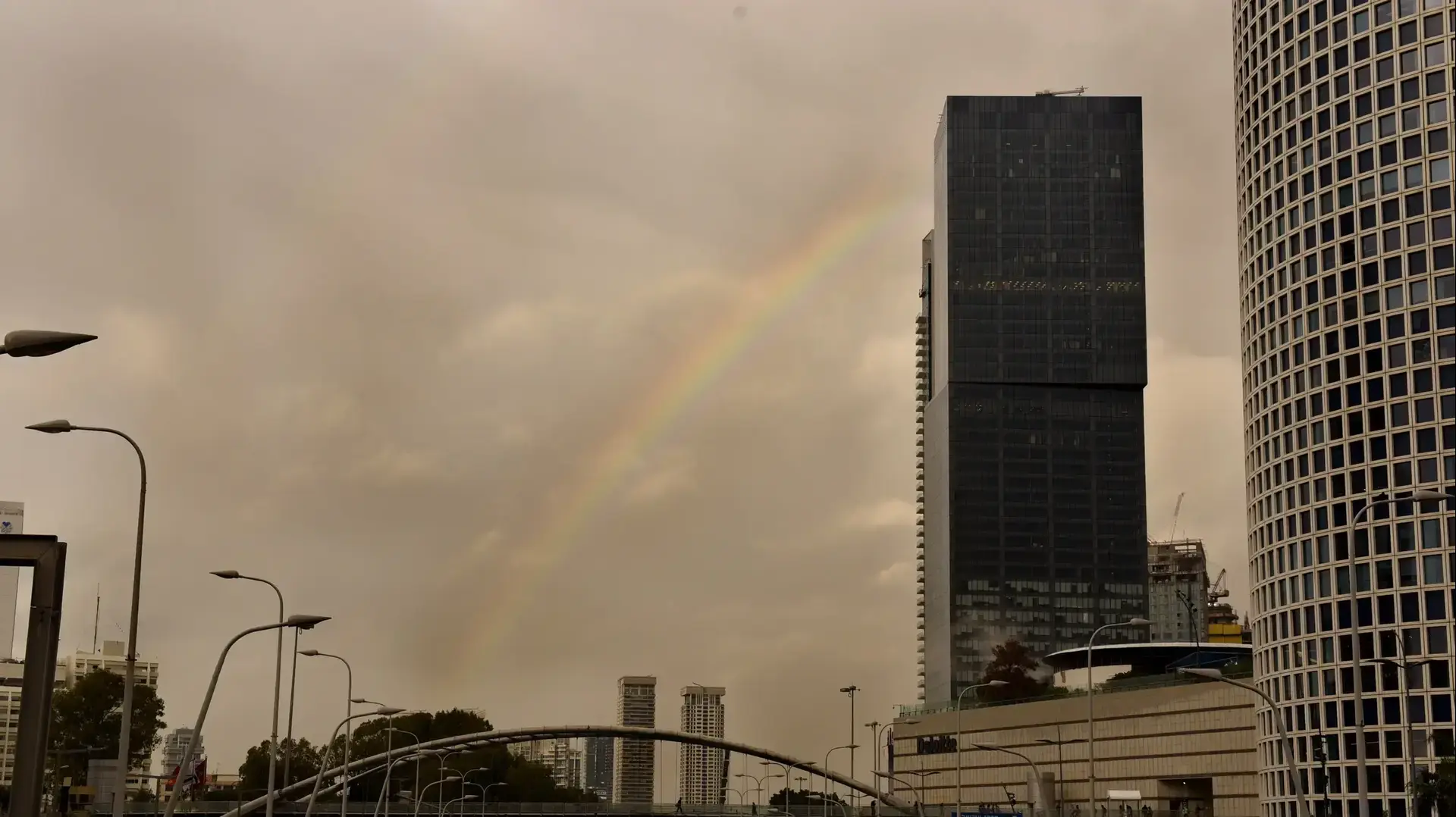 קשת בענן בשמי תל אביב, 17 בינואר 2018 קשת בענן בשמי תל אביב, 17 בינואר 2018