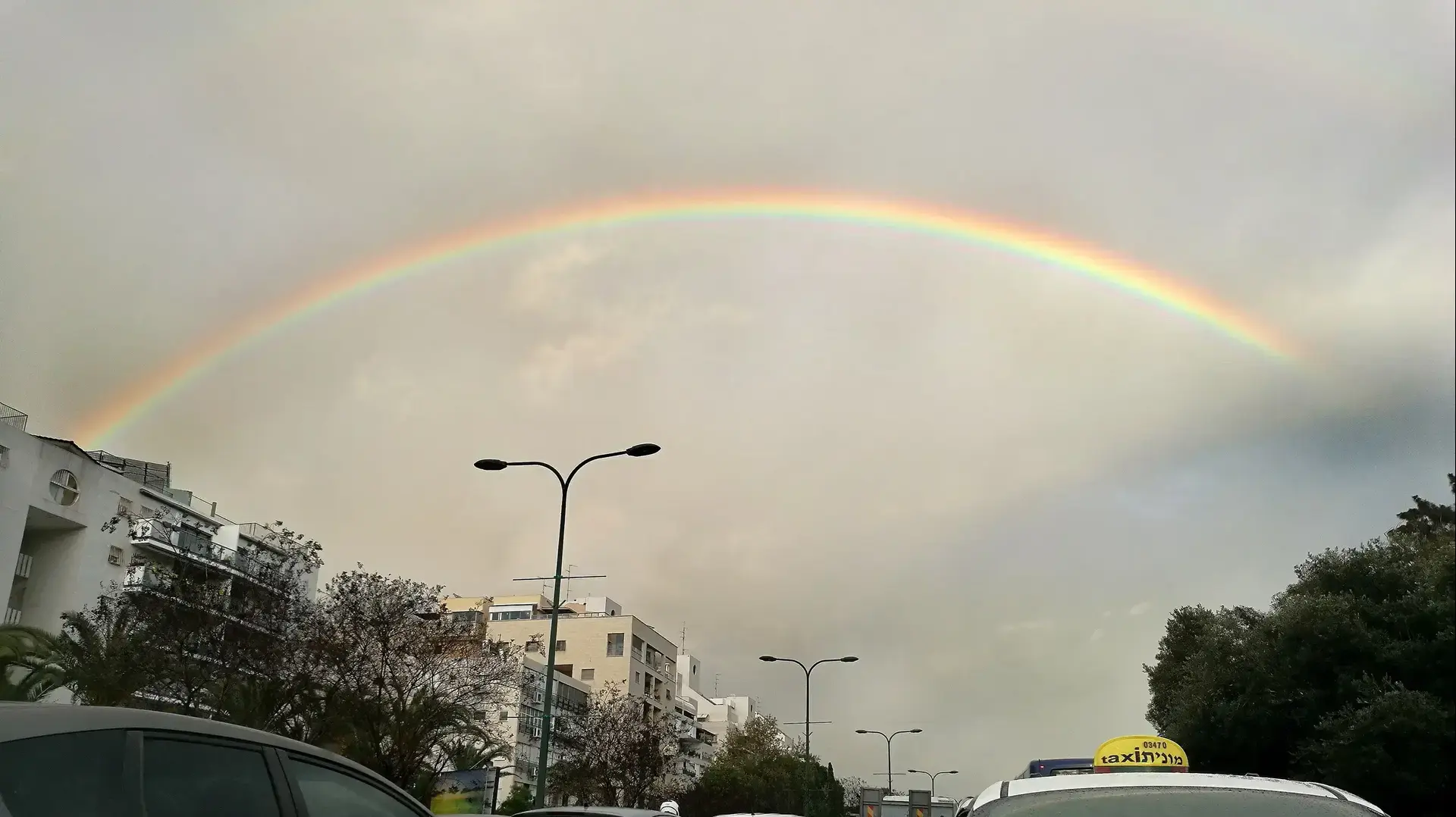קשת בענן בשמי תל אביב, 17 בינואר 2018 קשת בענן בשמי תל אביב, 17 בינואר 2018