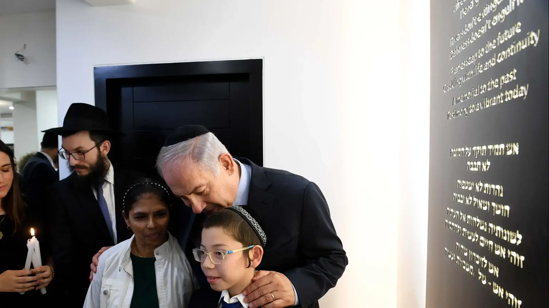 ראש הממשלה בנימין נתניהו מבקר בבית חב"ד במומביי עם הילד מוישי, 18 בינואר 2018 ראש הממשלה בנימין נתניהו מבקר בבית חב"ד במומביי עם הילד מוישי, 18 בינואר 2018