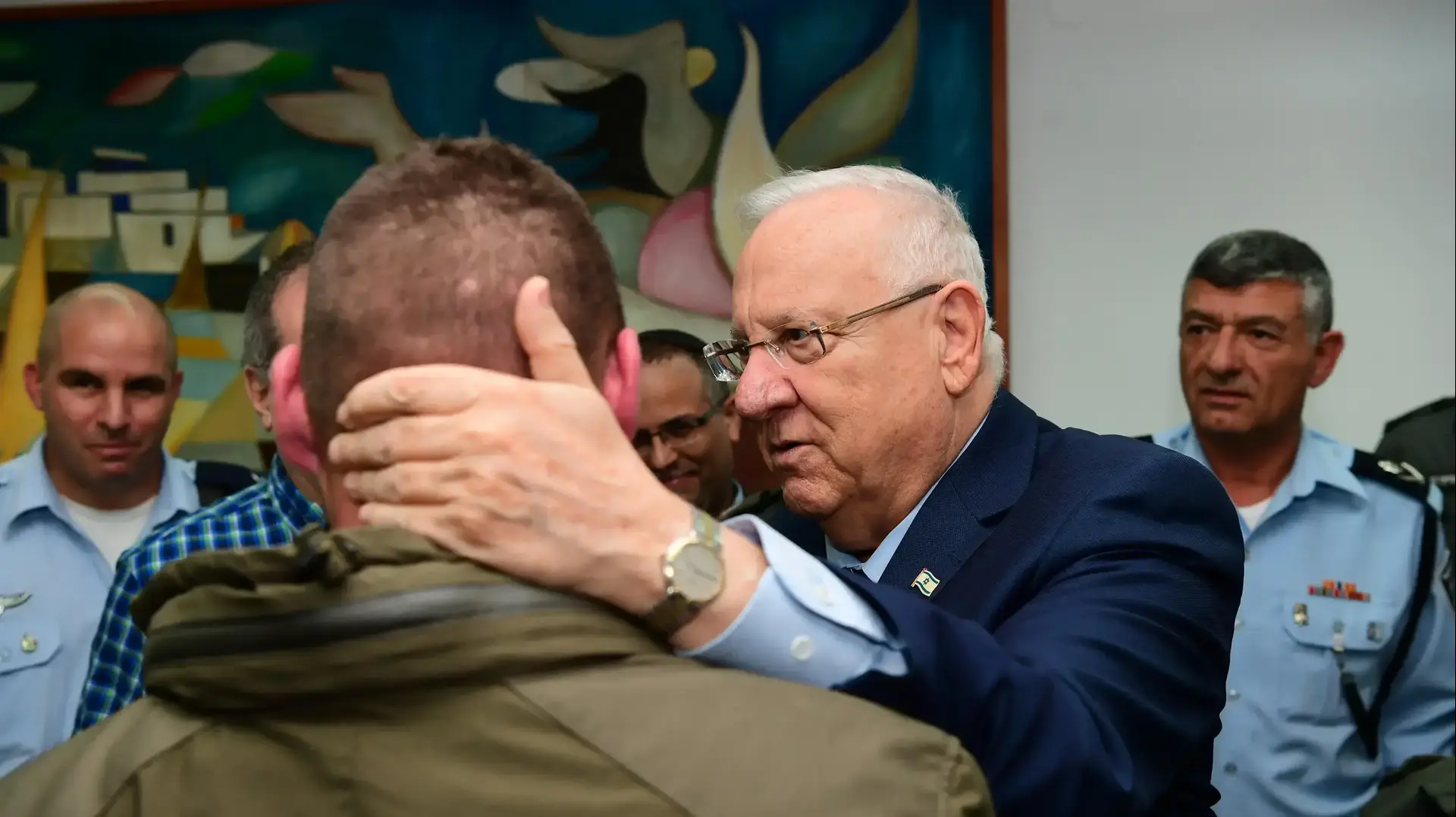 נשיא המדינה מבקר את לוחם הימ"מ שנפצע באורח קשה אמש בג'נין 18 בינואר 2018. נשיא המדינה מבקר את לוחם הימ"מ שנפצע באורח קשה אמש בג'נין 18 בינואר 2018.