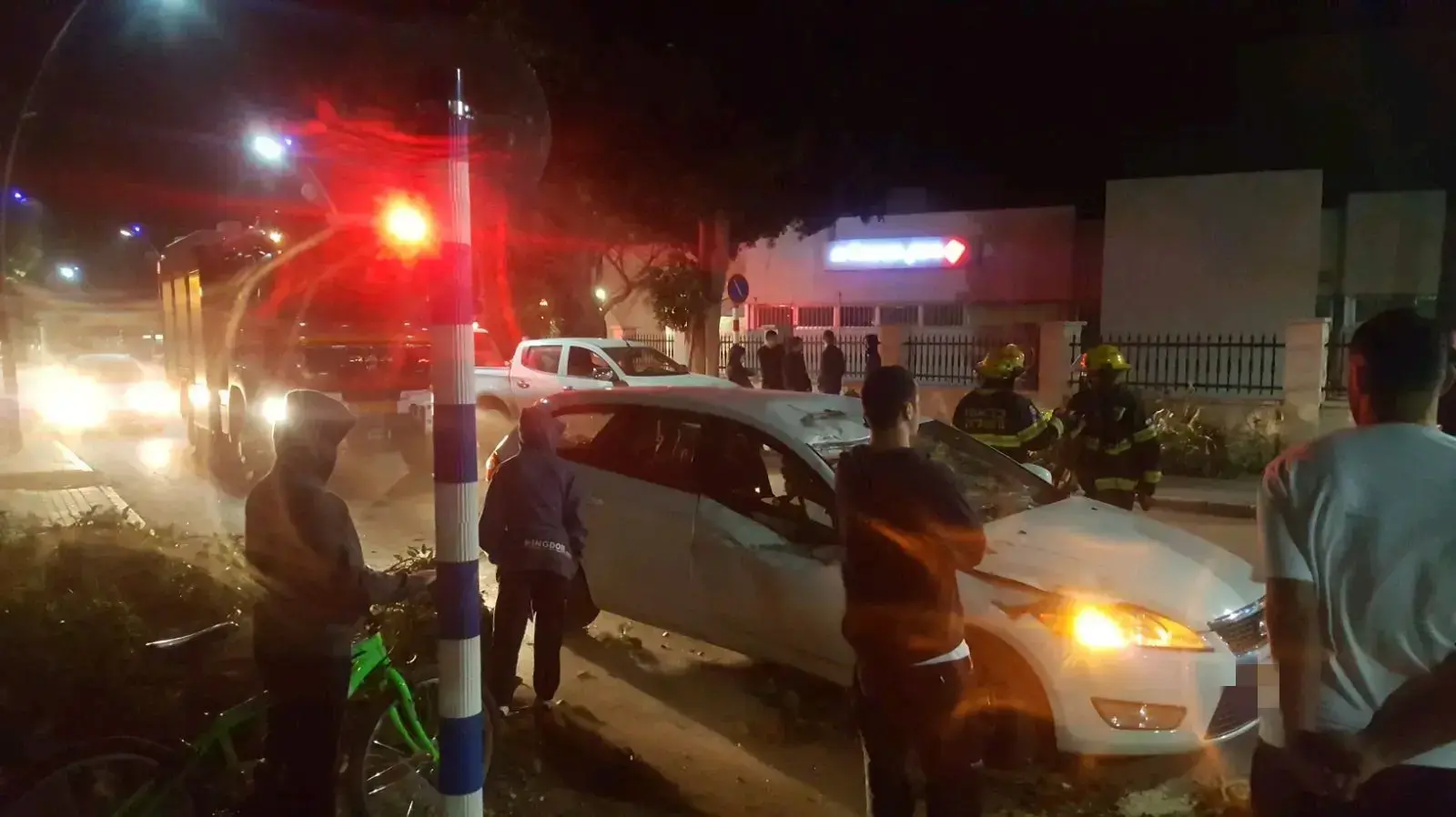 עץ שנפל על רכב נוסע בבבית שאן 18 בינואר 2018 עץ שנפל על רכב נוסע בבבית שאן 18 בינואר 2018