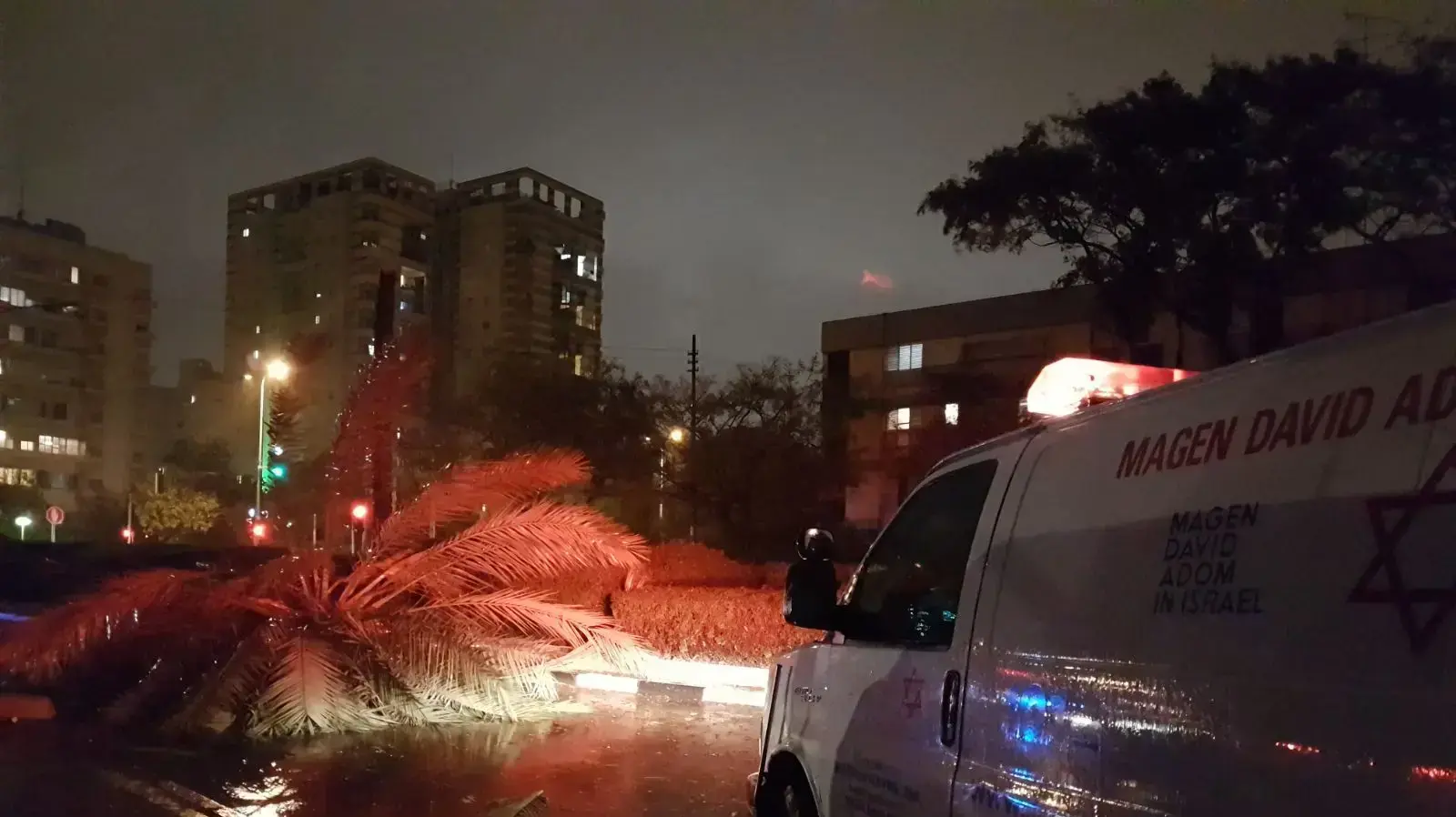 רוכב אופנוע נפגע קל מקריסת עץ ברמת גן רוכב אופנוע נפגע קל מקריסת עץ ברמת גן