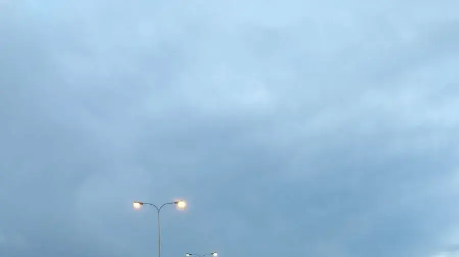 ניידות משטרה בבוקר הסערה בכביש 2 ניידות משטרה בבוקר הסערה בכביש 2
