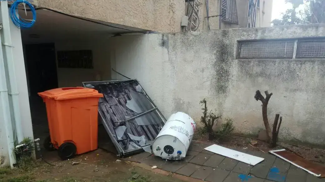 דוד שמש וקולטים שעפו למטה מגג בניין בן ארבע קומות בתל אביב, אין נפגעים.
דוד שמש וקולטים שעפו למטה מגג בניין בן ארבע קומות בתל אביב, אין נפגעים.