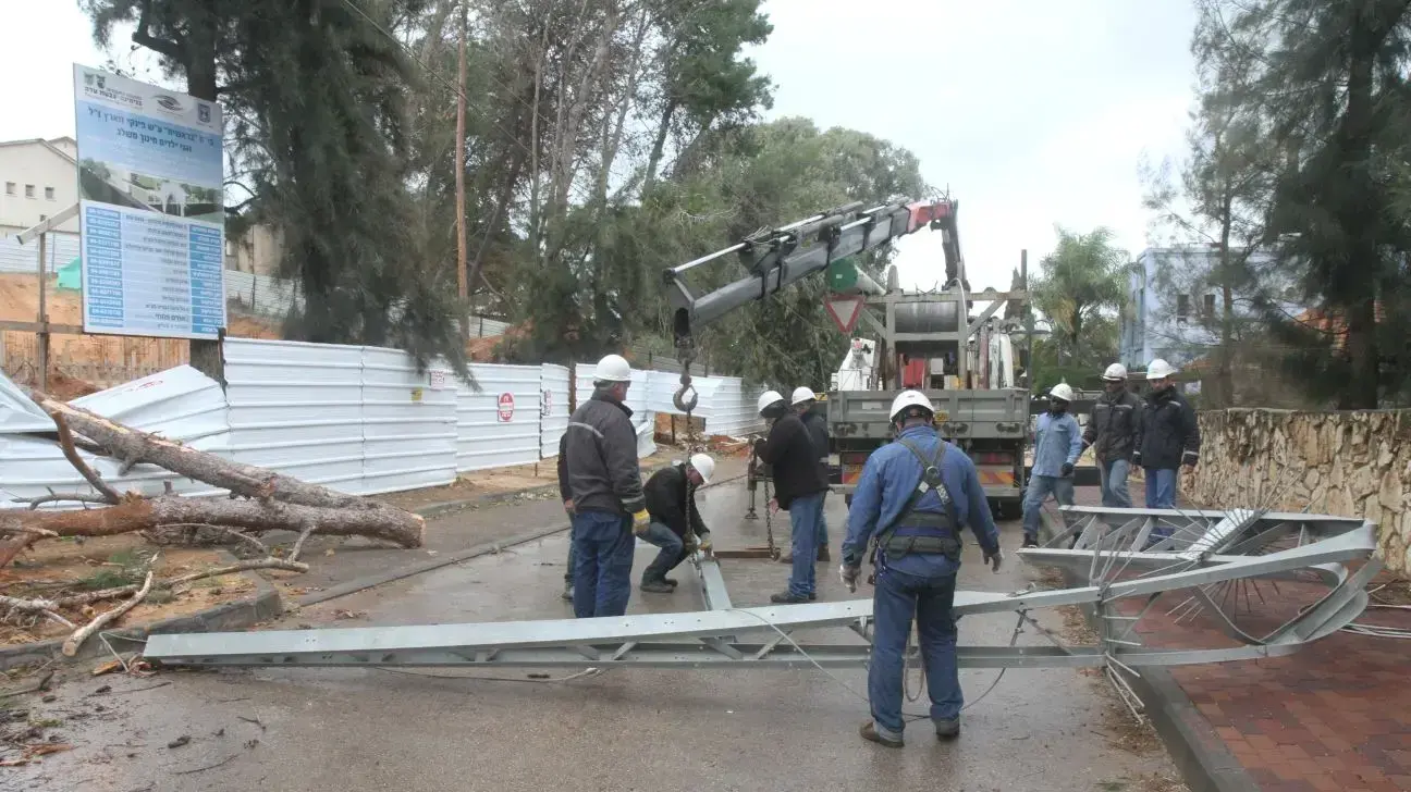 חברת חשמל פועלת לתיקון עמוד שנפל בעקבות הסופה, 19 בינואר 2018 חברת חשמל פועלת לתיקון עמוד שנפל בעקבות הסופה, 19 בינואר 2018